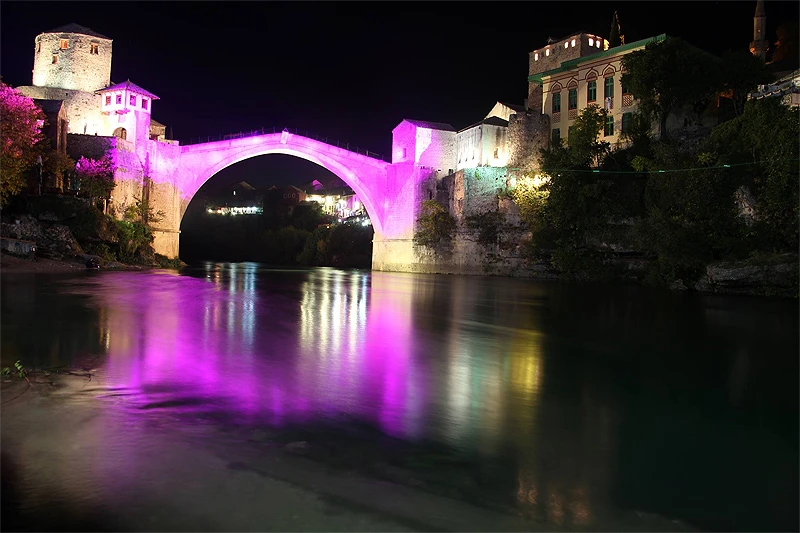 Stari most osvijetljen u znak borbe protiv raka dojke