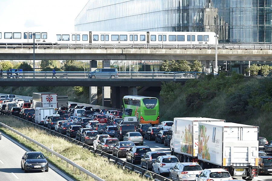 Danska policija blokirala promet prema Švedskoj i Njemačkoj u potrazi za "trojkom" u crnom automobilu