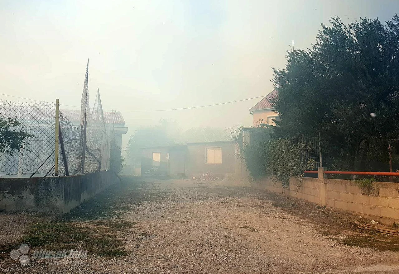 Požar u Rodoču i Jasenici, ugrožene i kuće
