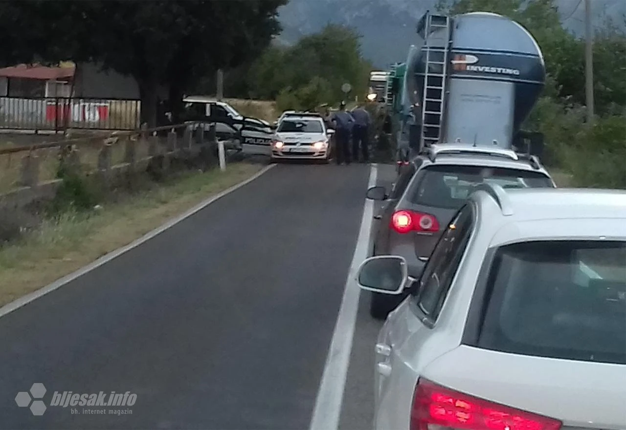 Mostar: Stablo ''poklopilo'' policiju