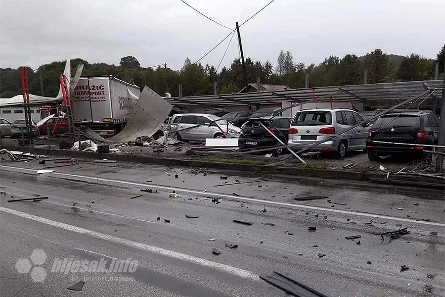 Nakon sudara kamion 'uletio' na parking rabljenih automobila