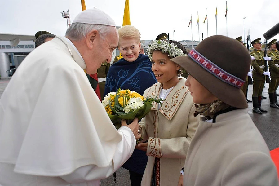 U Vilniusu Papa kritizirao zemlje koje ne žele prihvatiti izbjeglice