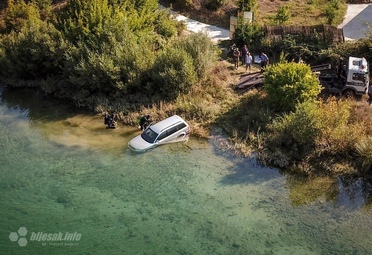 VIDEO | Ronioci izvukli vozilo potopljeno u Željuši