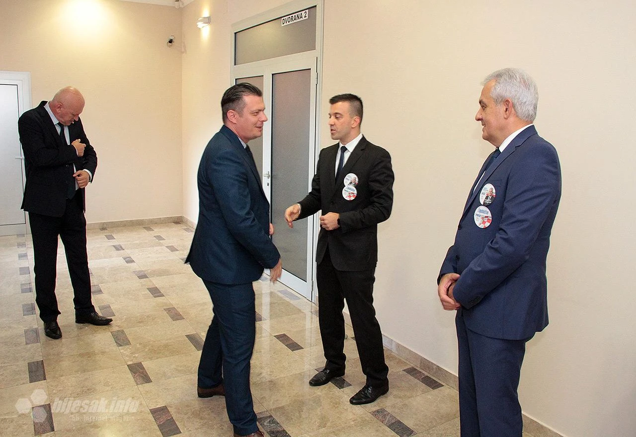 HDZBiH predstavio kandidate u Mostaru: Znanje i obrazovanje nam jamče opstanak i ostanak