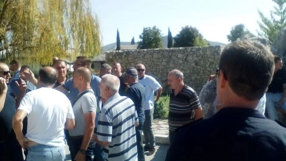 Prosvjedna šetnja branitelja, kod restorana gdje se Čović druži s diplomatima