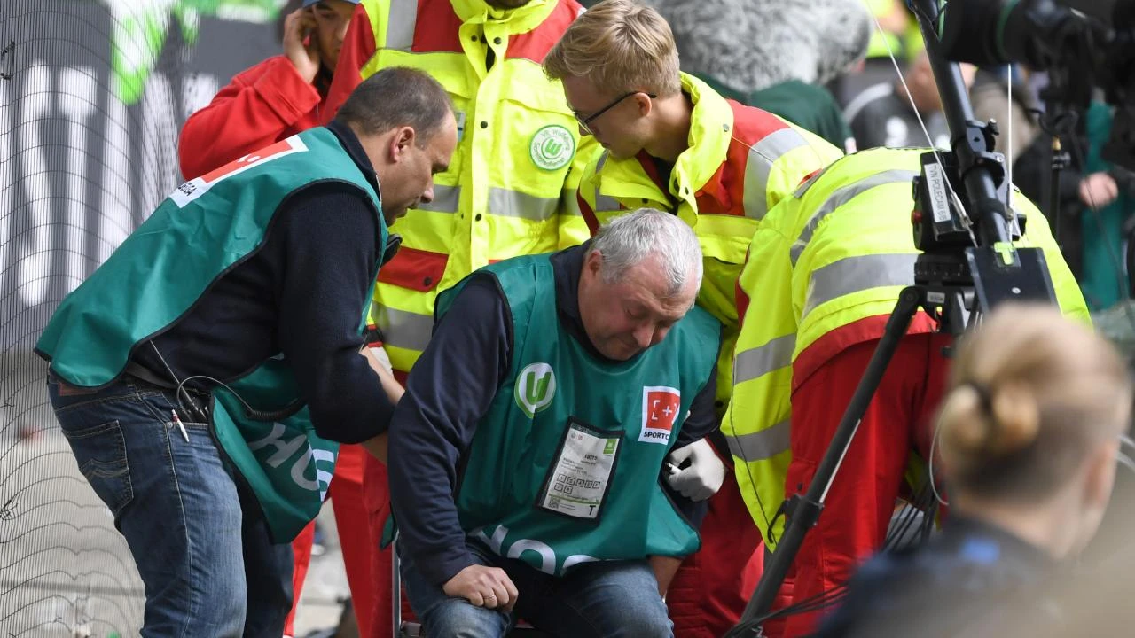 Kamerman pogođen loptom u glavu: Morali ga odvesti u bolnicu!