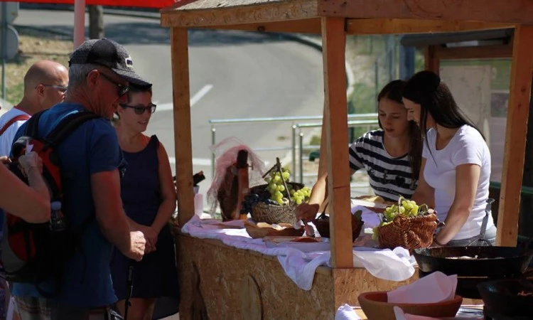Kravica: Turisti uživali u hercegovačkim delicijama