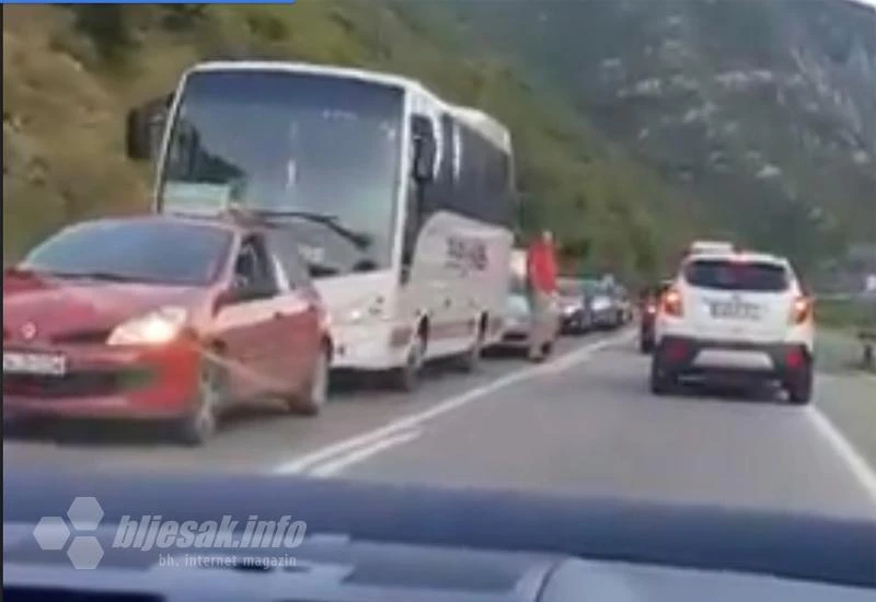 VIDEO | Kilometarske kolone između Mostara i Jablanice zbog nesreće u kojoj je stradao motorist