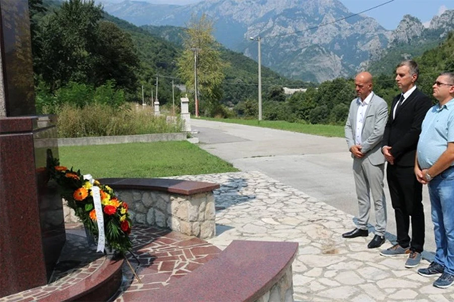 Nad svim našim grobovima: kašnjenje od 12 godina