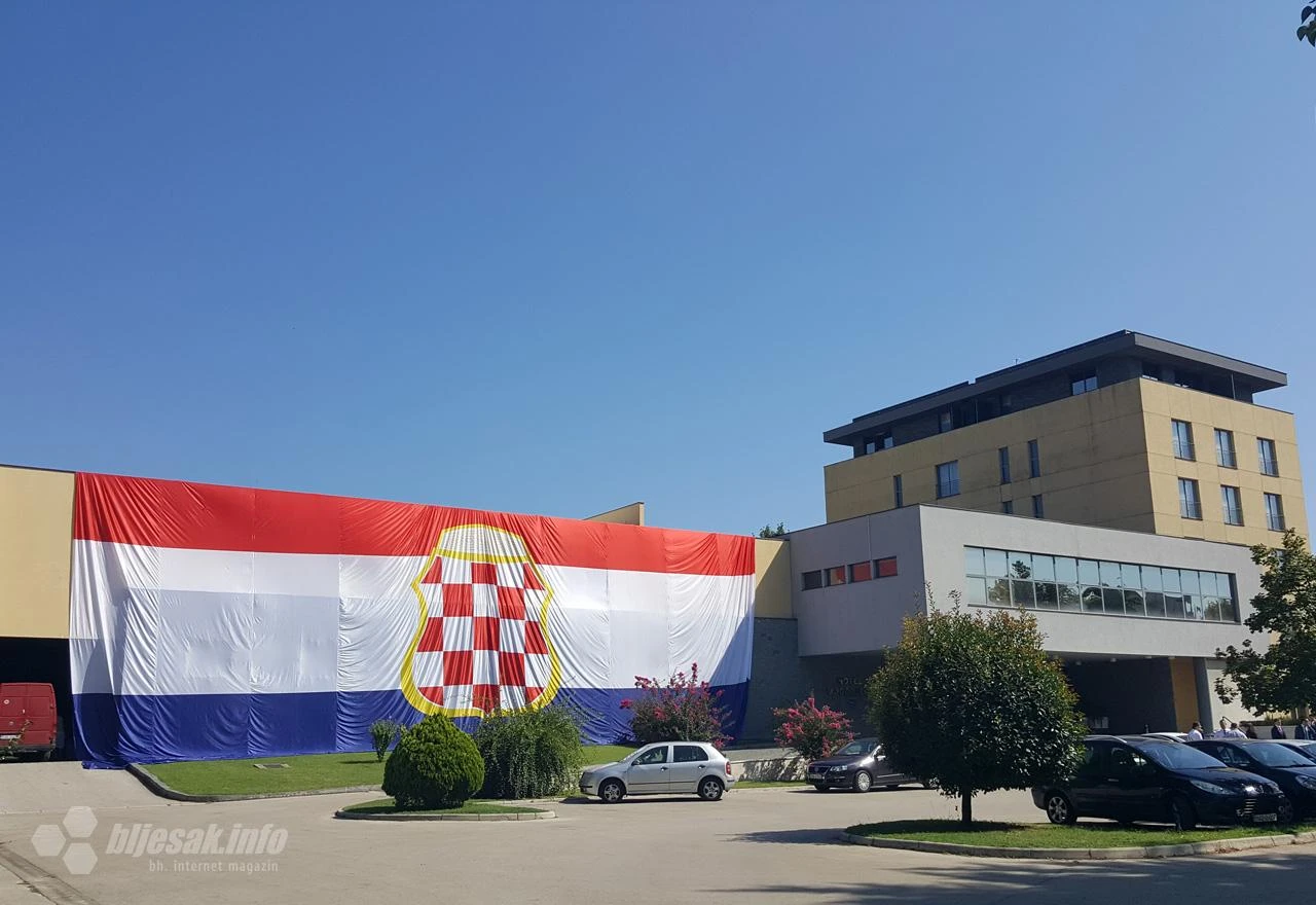 Ogromna zastava Herceg-Bosne osvanula u Čapljini