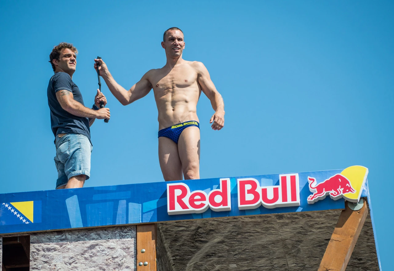 Na Starom mostu postavljena platforma, skakači obavili prvi trening