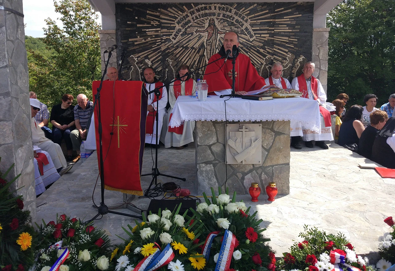 Služena sveta misa zadušnica kraj Husine jame na Vagnju
