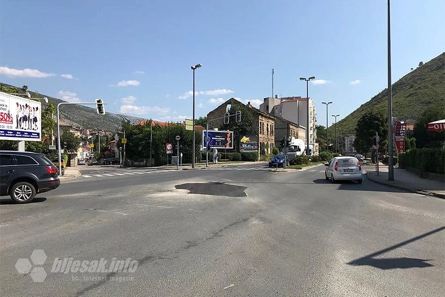 Nakon tri pokušaja (opet) zakrpljena rupa na cesti na Bulevaru