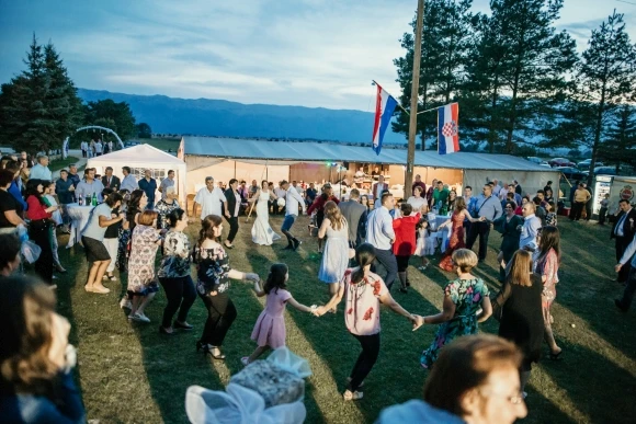 Mladenci iz Livna napravili svadbu u šatoru