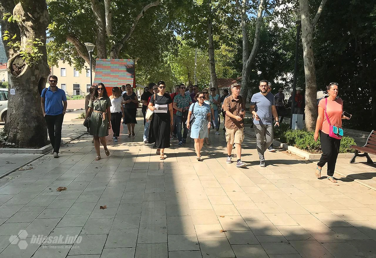 Mostarski novinari šetnjom iskazali podršku pretučenom kolegi