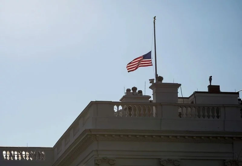 Trump popustio i ponovno spustio zastavu u počast McCainu