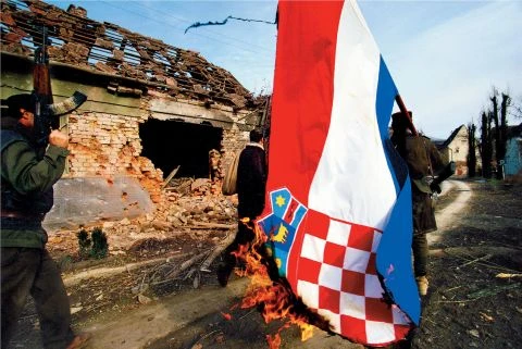 Zapaljena hrvatska zastava pored spomenika HVO-a