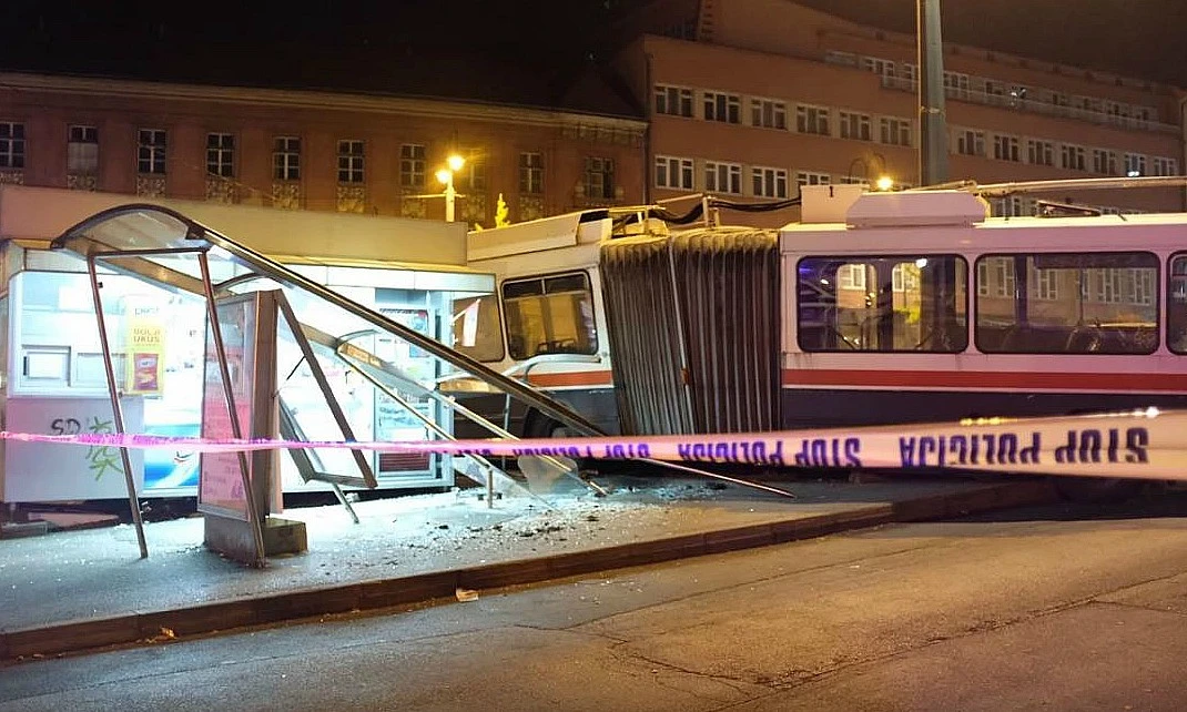 Trolejbus proletio u parking: Oštećena trafika i nekoliko automobila