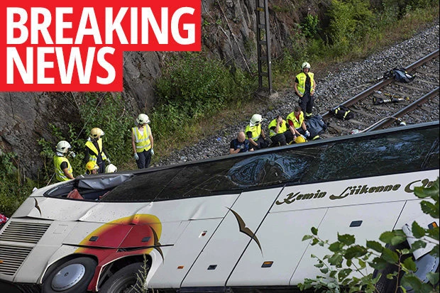Bus sletio s nadvožnjaka na prugu, poginulo više osoba