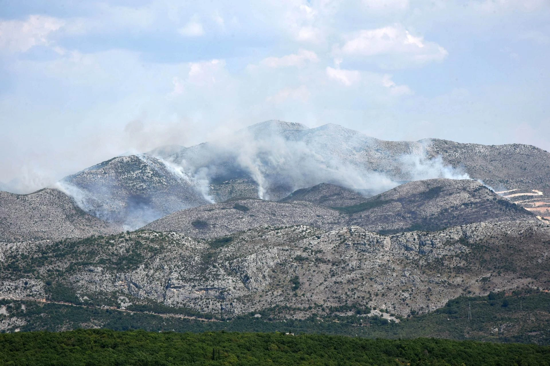 Ravno: Požar na nepristupačnom terenu i dalje aktivan