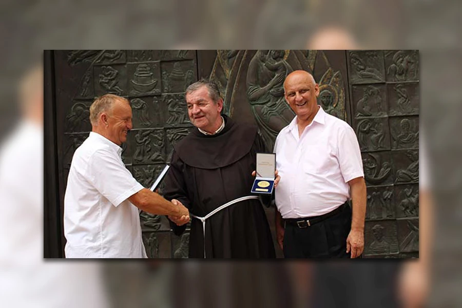 Fra Ivan Ševo dobio plaketu od Krešića i Rojsa