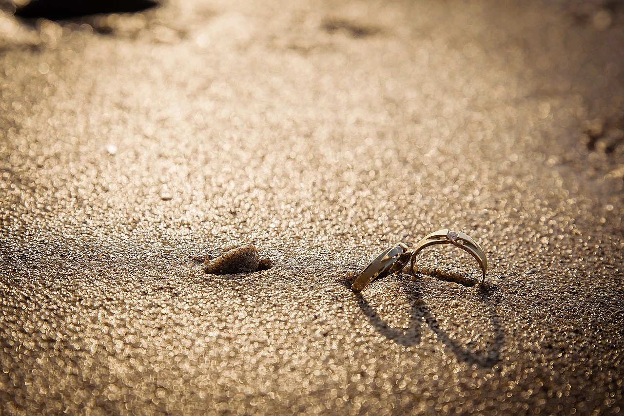 Na plaži pronađen vjenčani prsten izgubljen prije pet godina