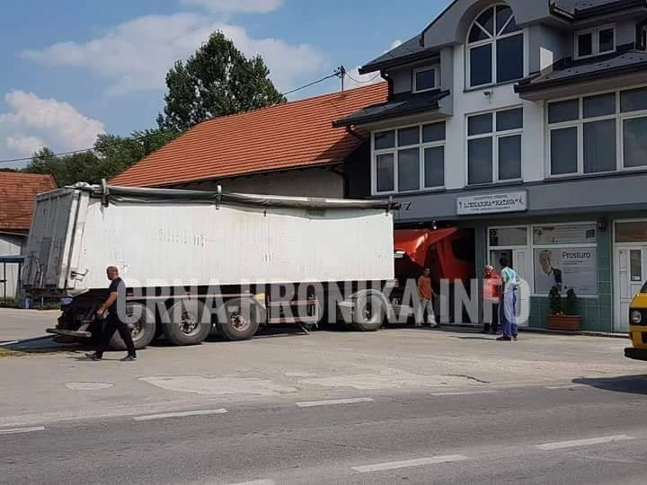 Kamion se zabio u ljekarnu