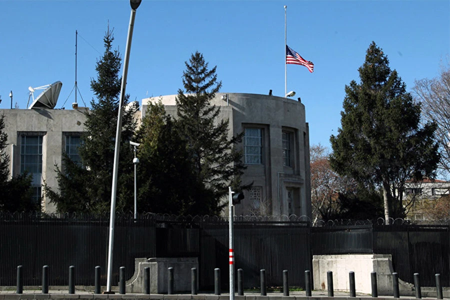 Pucano na američko veleposlanstvo