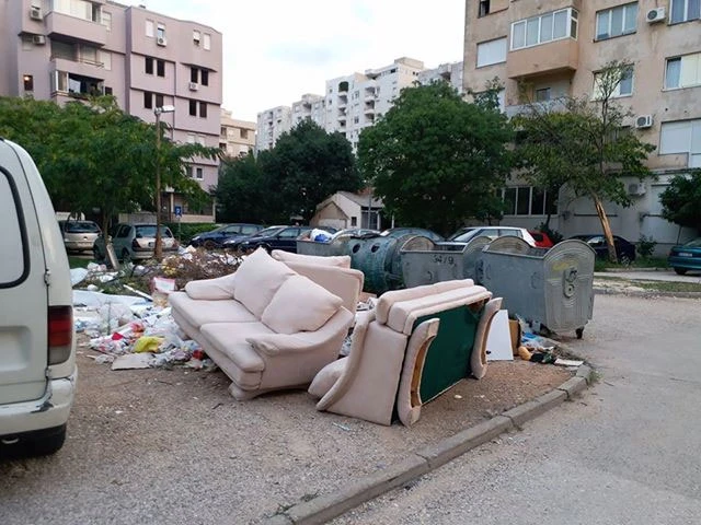 Mostar: Dnevni boravak tik uz kontejner