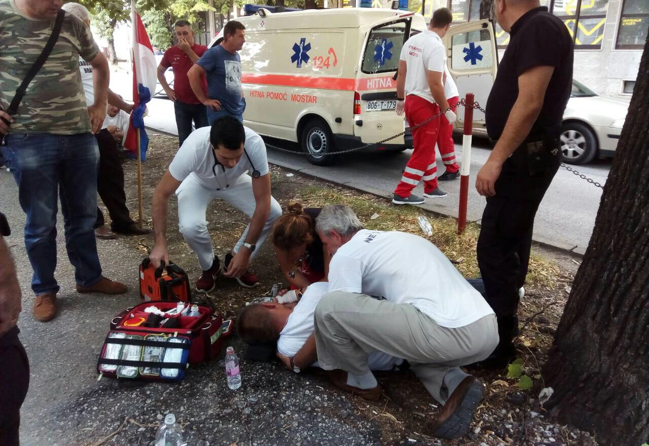 Mostar: Jednom borcu pozlilo na prosvjedima, ministar se provukao uz jaku policijsku pratnju
