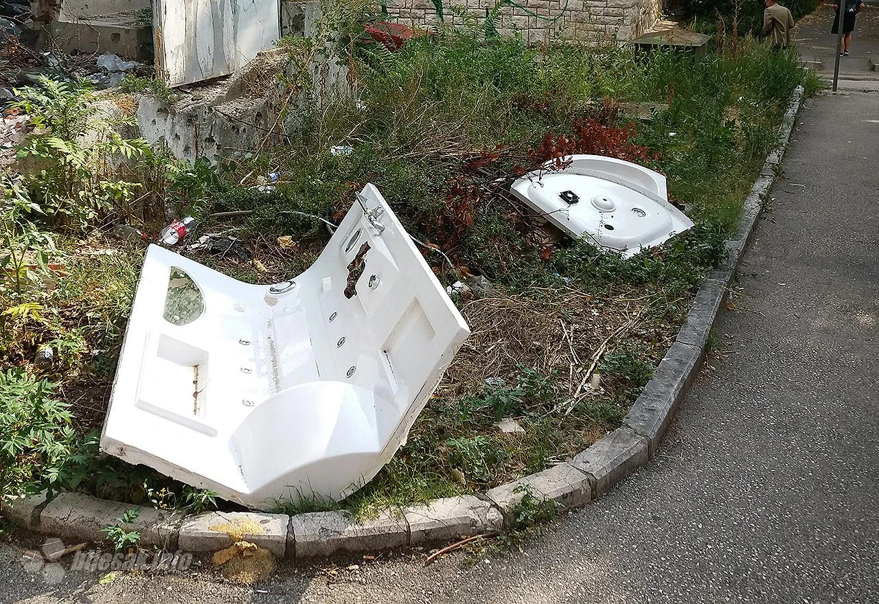 Mostar: Postavio tuš kabinu na zelenu površinu