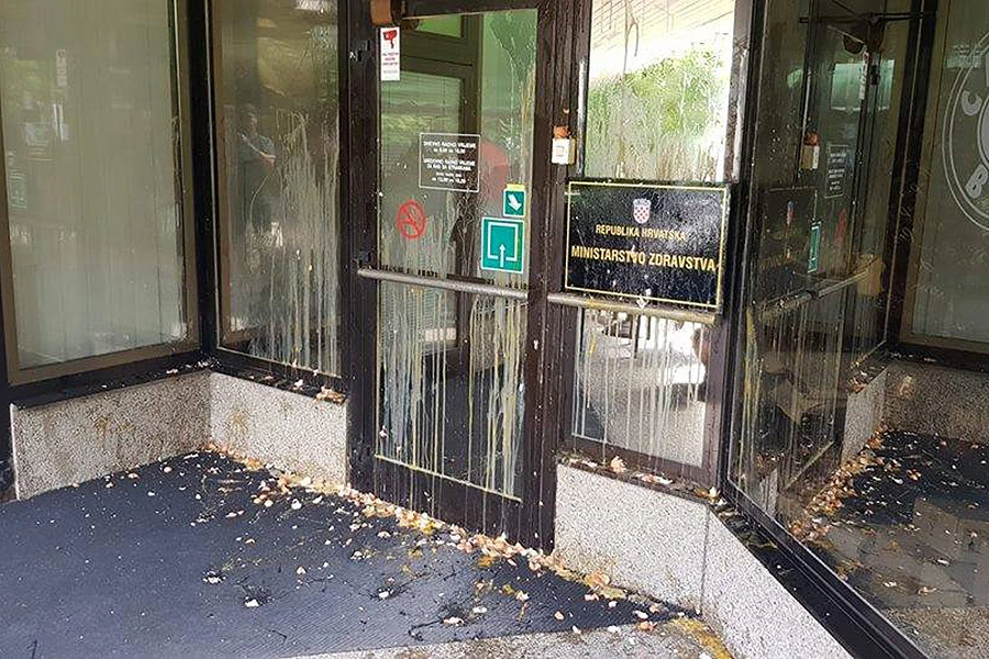 Ministar tvrdi da nije odgovoran; građani jajima zasuli vrata Ministarstva zdravstva