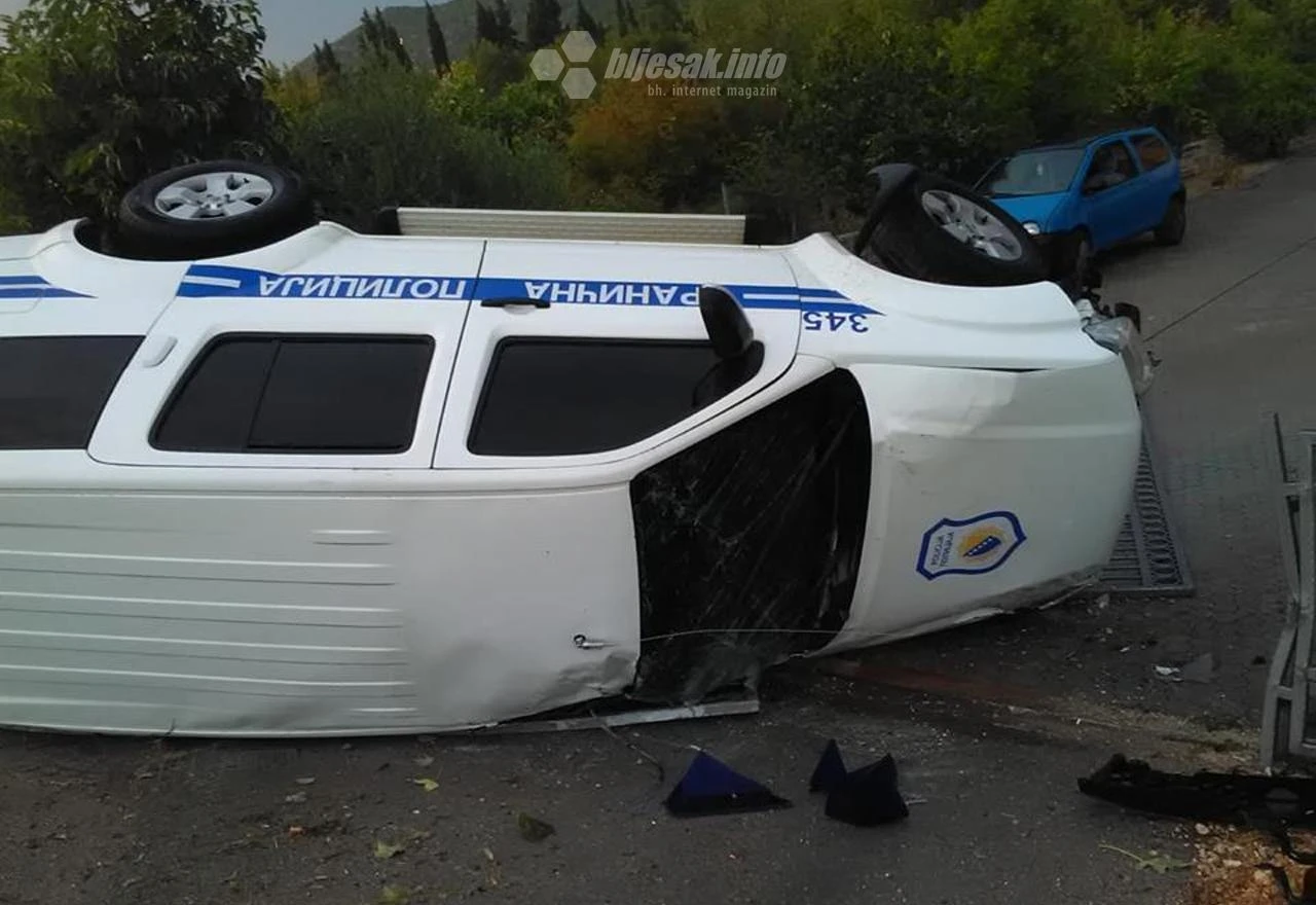 Automobilom Granične policije uletjeli u dvorište kuće i prevrnuli se na bok