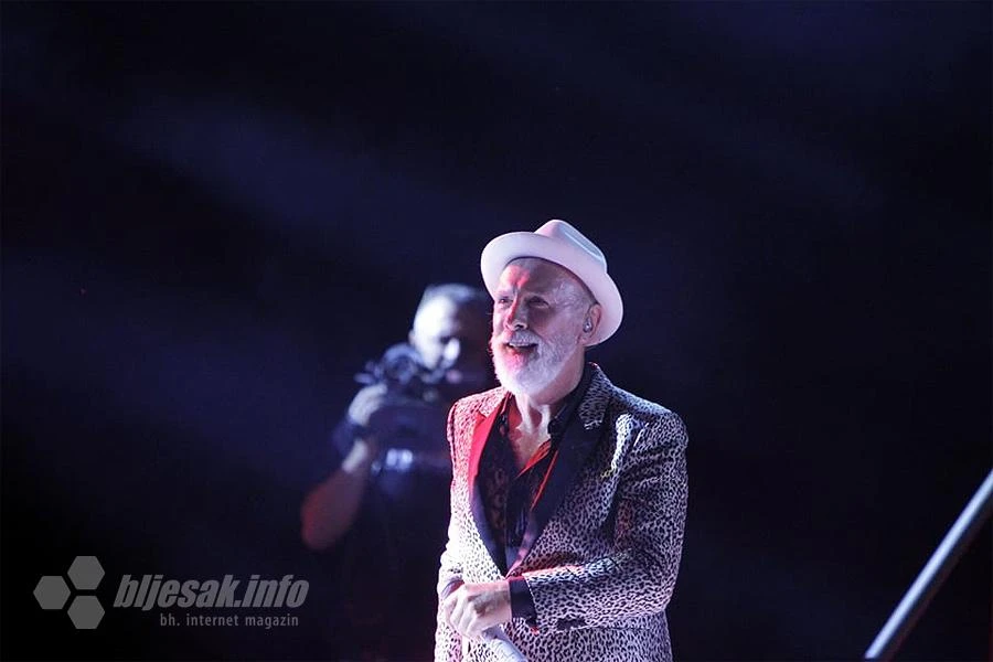 Bujica emocija pod Starim mostom: Dino Merlin ganuo svoje obožavatelje