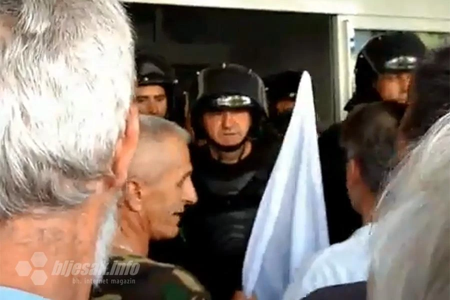UŽIVO | Drama u Mostaru: Borci prijete bombom, specijalci na vratima