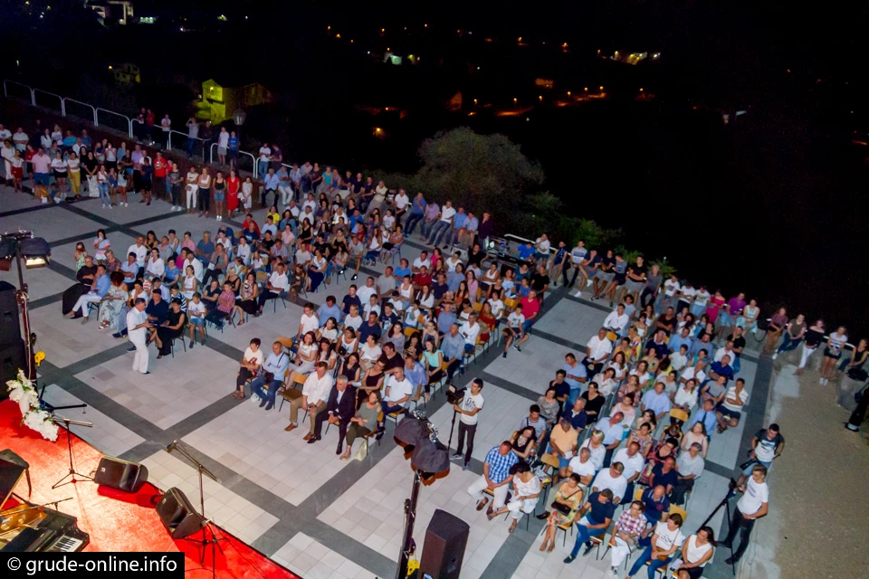 Ispred crkve u Grudama održan koncert ''Pod zvijezdama''