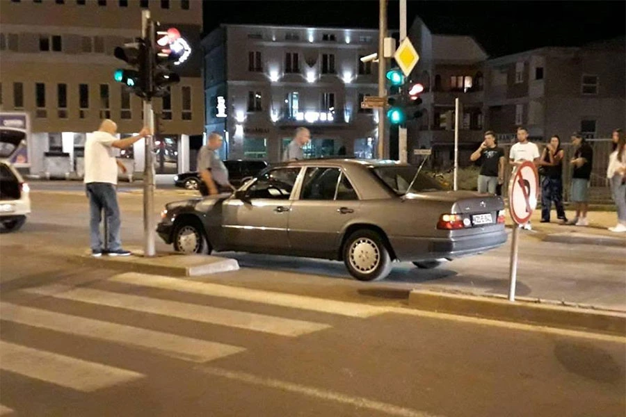 Automobil udario biciklistu