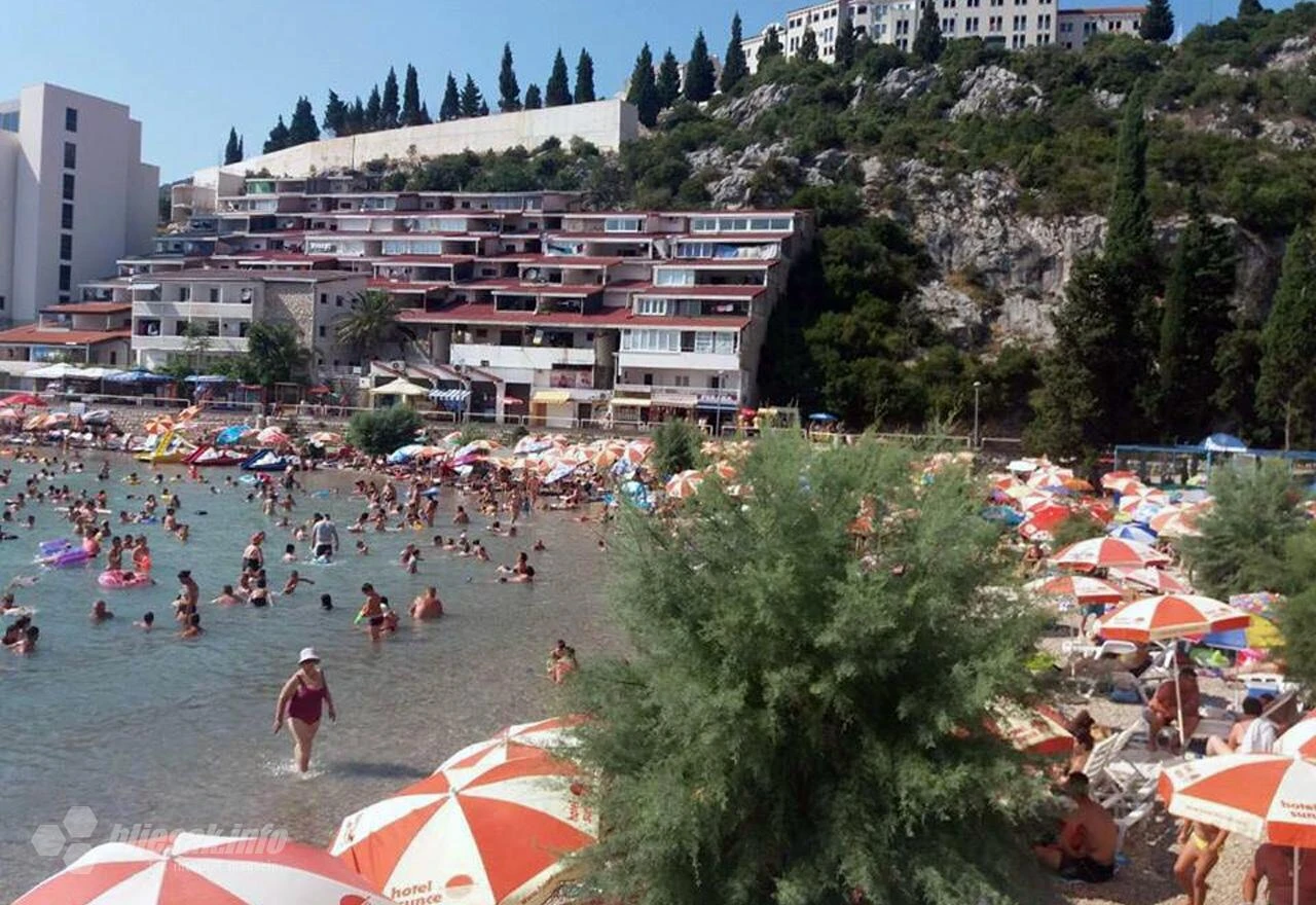 Neum ''krcat'' gostima: Plaže i smještajni kapaciteti puni, automobili blokiraju grad