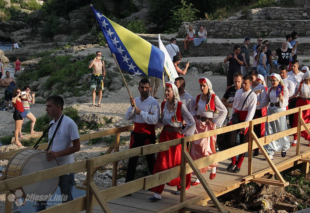 Folklor BiH i regije 'protutnjao' Mostarom