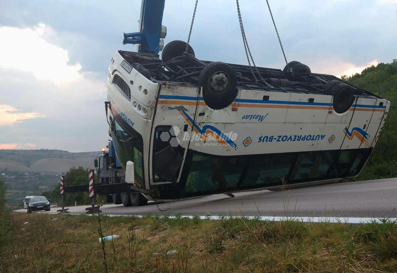 VIDEO | Dizalicom izvučen prevrnuti autobus na cesti Mostar-Stolac