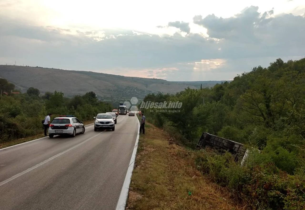 U prevrtanju autobusa na cesti Mostar-Stolac ozlijeđeno više osoba