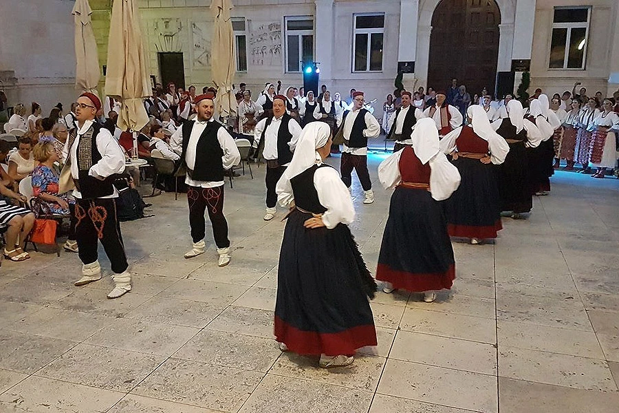 Škola hrvatskog folklora ove godine izučava plesove jadranskog područja