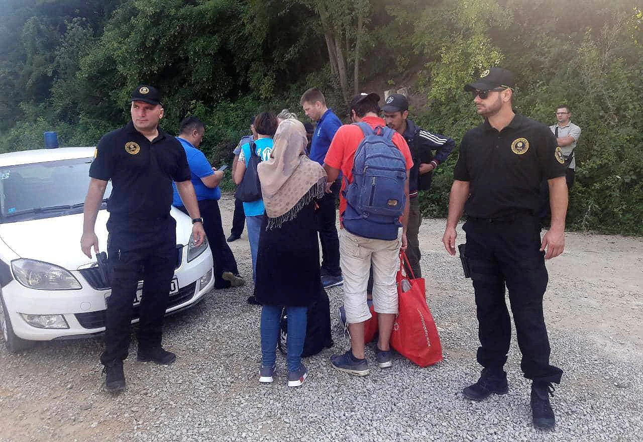Glumili policiju pa opljačkali migrante   
