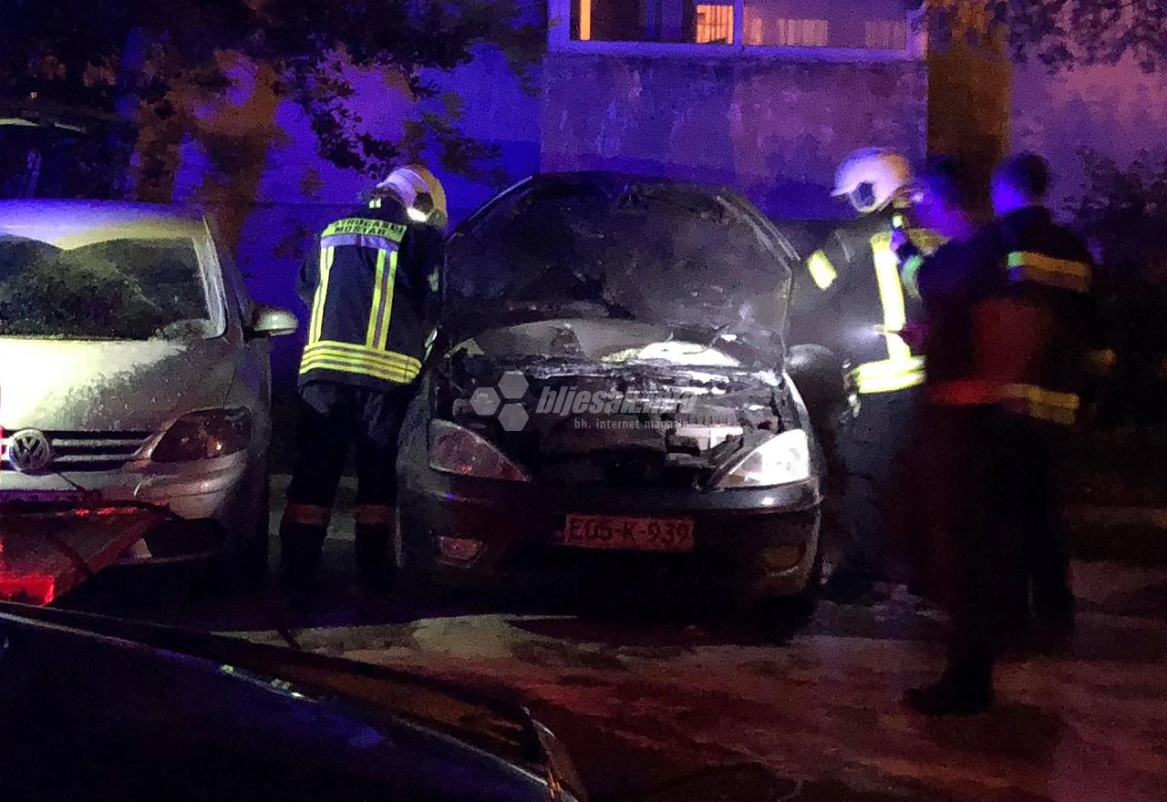 Mostar: Požar na automobilu, brzom intervencijom vatrogasci spriječili širenje vatre