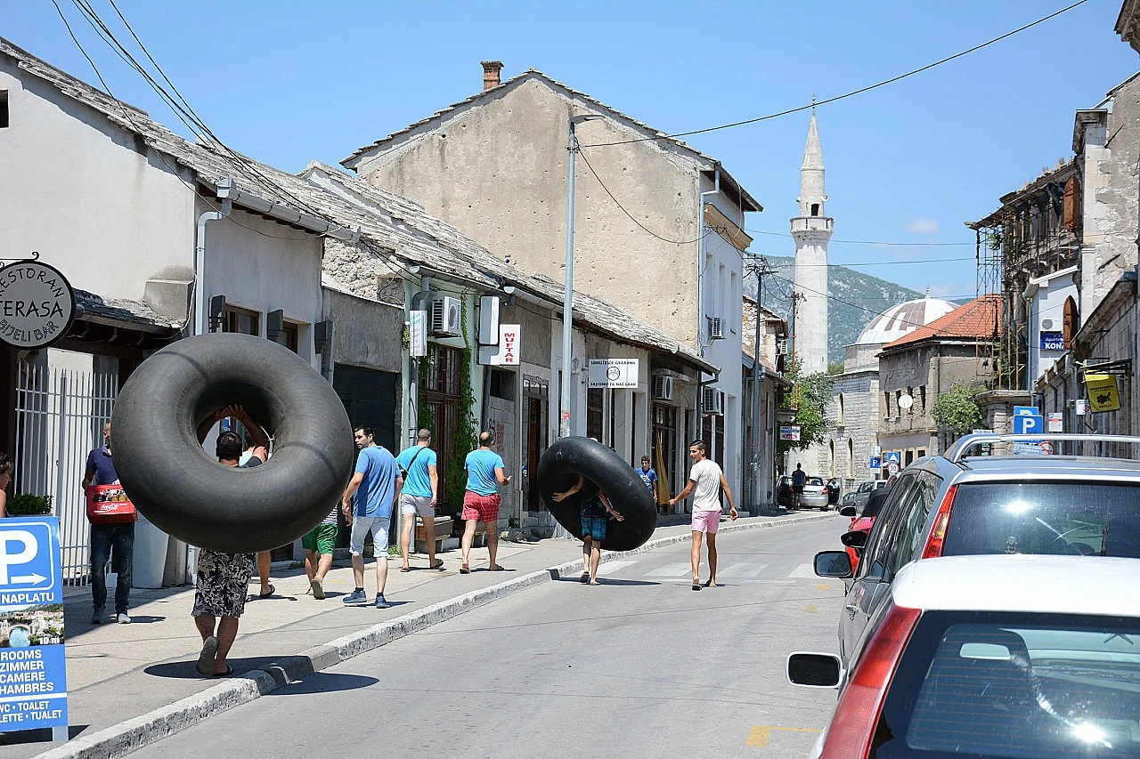 Za skokove sa Starog mosta prijavljena 42 natjecatelja, među kojima dva maloljetnika