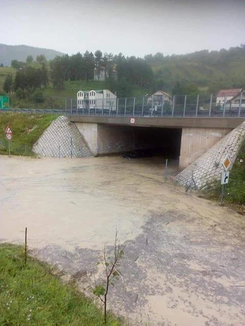 BiH: Vodena bujica nosila automobile, proglašeno stanje prirodne nesreće