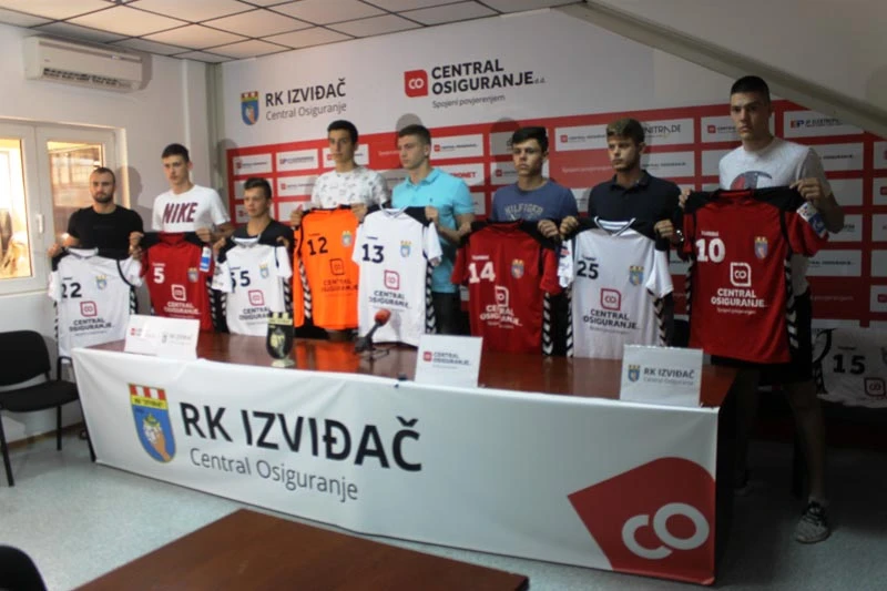 Izviđač potpisao ugovore s devetoricom juniora