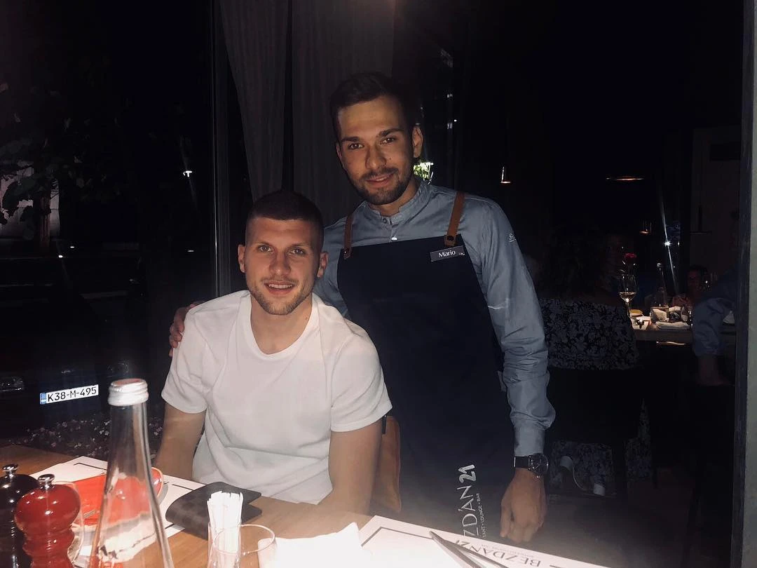 Ante Rebić u Grudama: Navijači iskoristili priliku za fotografiranje