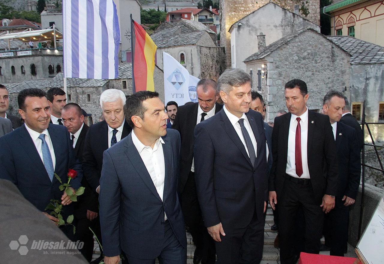  Skokom i spuštanjem cvijeća u Neretvu obilježena 14 godišnjica obnove Starog mosta