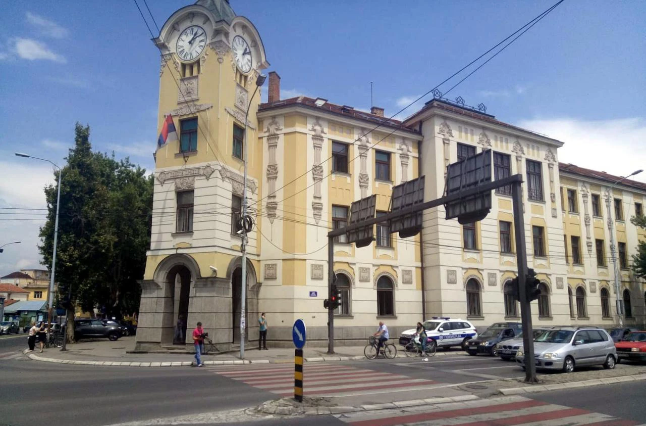 Izbo djevojku u zgradi suda, pa popio kiselinu i umro